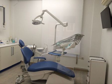 Clínica Dental Reyes Flamarique camilla de color azul