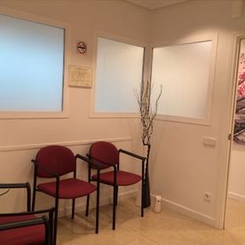 Clínica Dental Reyes Flamarique sala de espera con sillas rojas